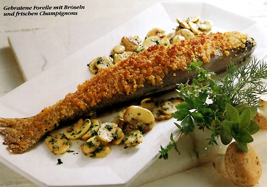 Gebratene Forelle mit Bröseln und frischen Champignons